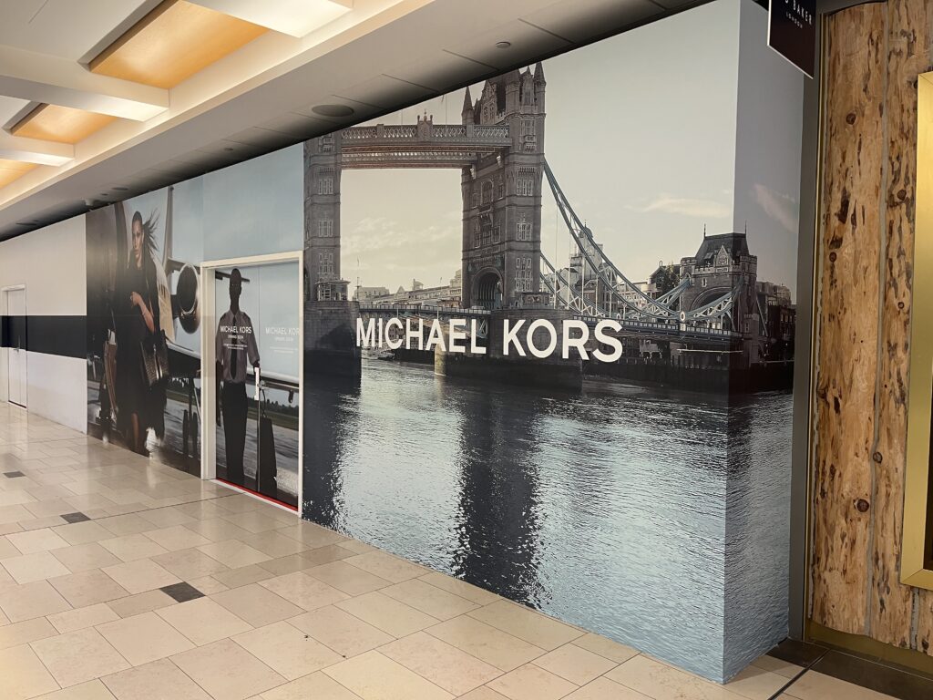 vinyl graphics on a construct6ion hoarding